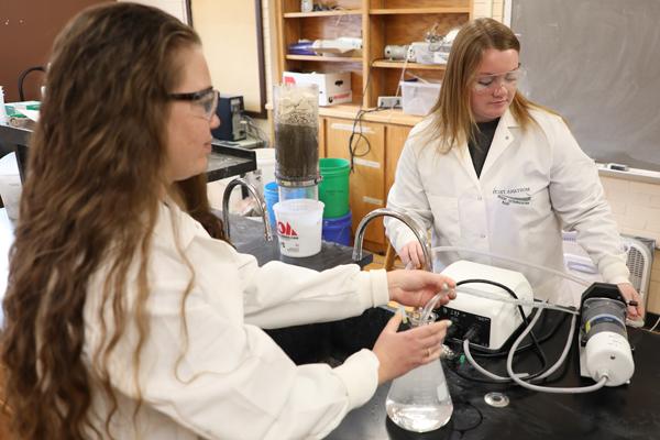 两名女学生使用环境工程实验室设备