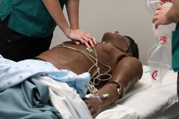 学生在人体模型上进行心肺复苏术
